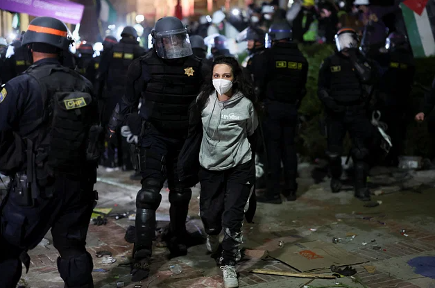 Um estudante pró-palestino foi escoltado pela polícia desde o campus da Universidade da Califórnia, em Los Angeles, na quarta-feira, com as costas enfaixadas. Foto: Reuters